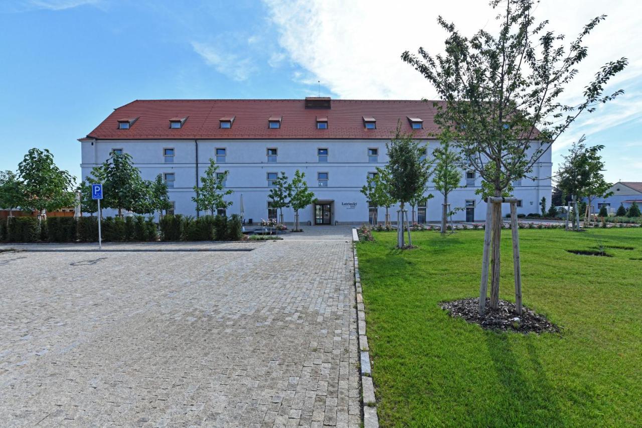 Lotrinsky Hotel Velke Pavlovice Luaran gambar